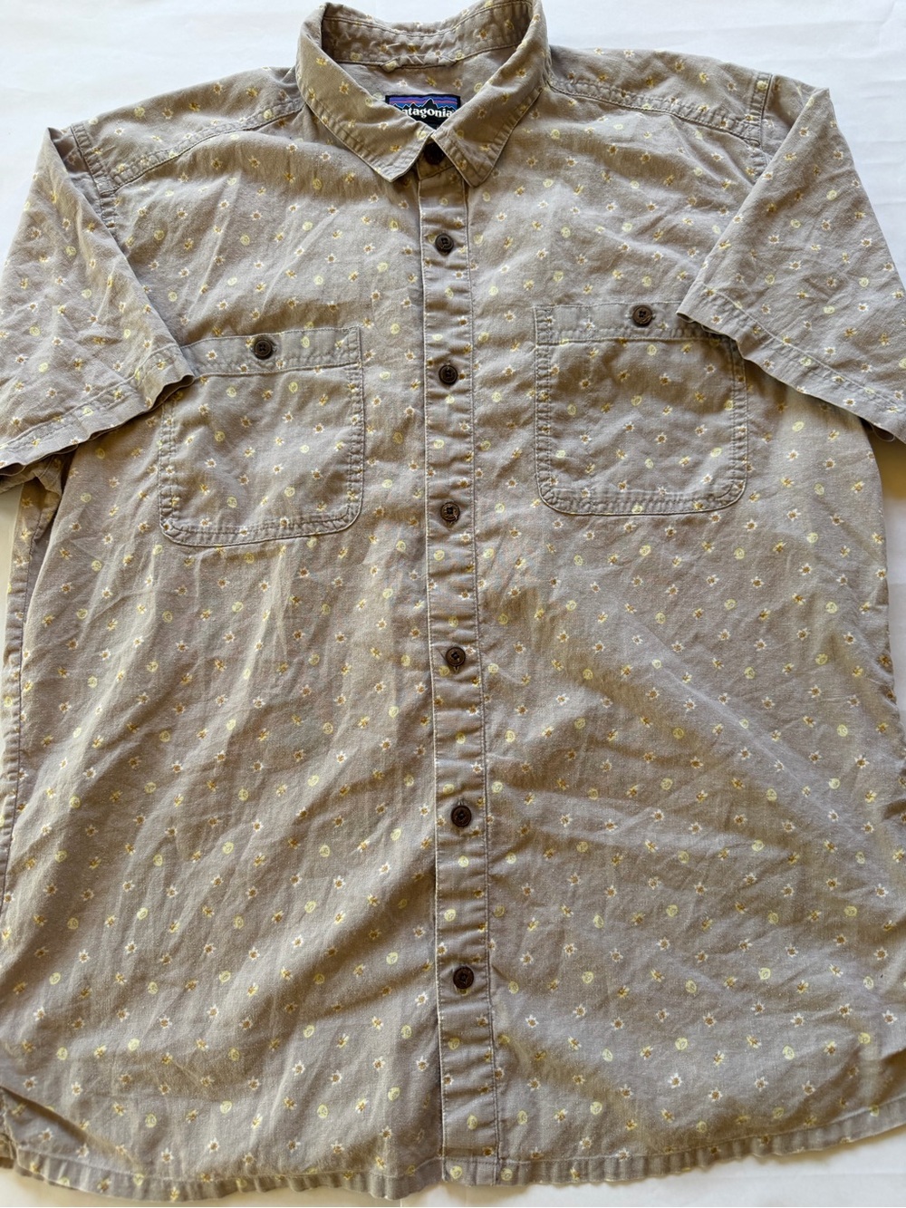 Patagonia Short-Sleeve Button-Down Shirt in gray with Subtle Floral Print Size L
